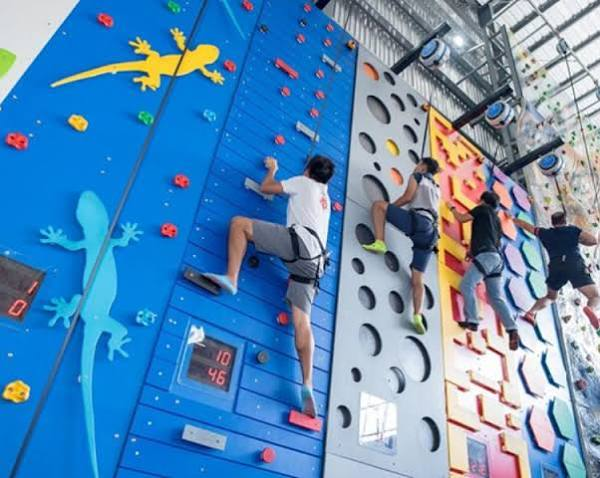 Khu leo núi nhân tạo ngoài trời