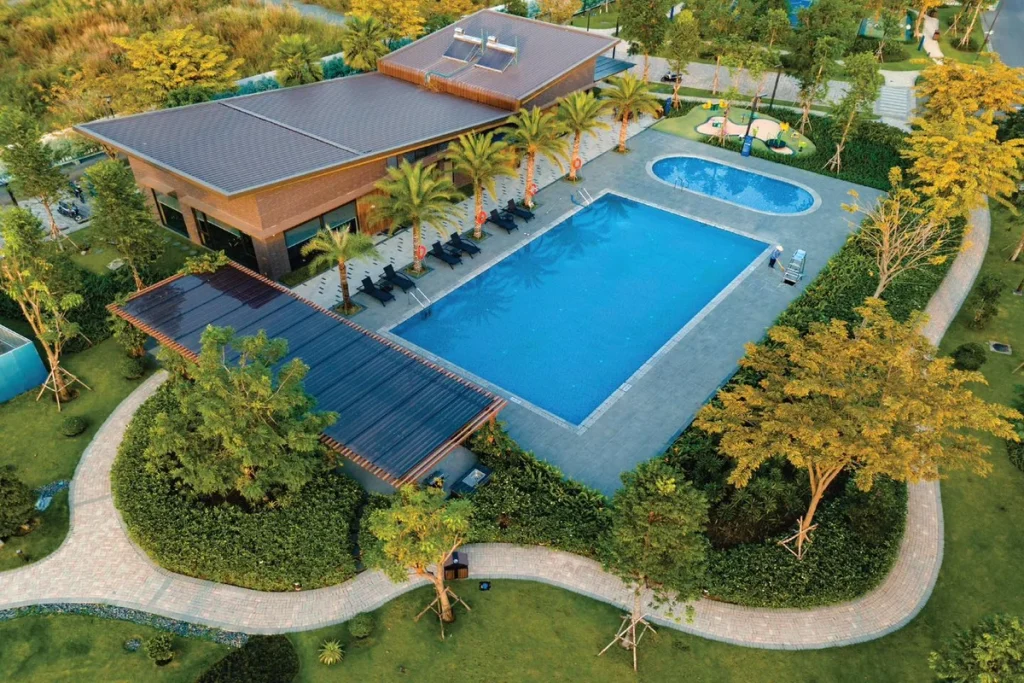 Clubhouse và hồ bơi nội khu