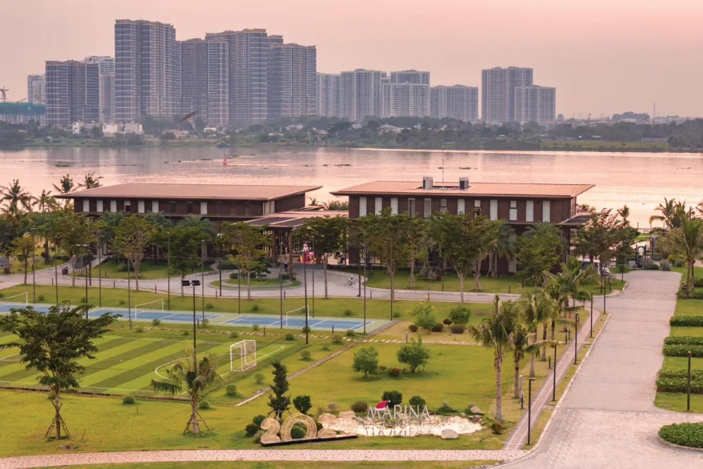 Sân cỏ và khu thể thao ven sông
