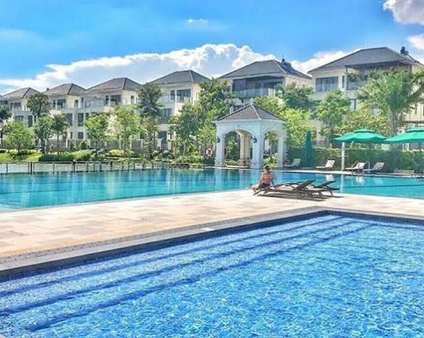 Hồ bơi tràn bờ trên mặt hồ 1.200m²