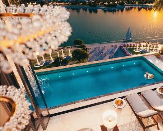 Bể bơi riêng tại ban công mỗi căn Sky Villa