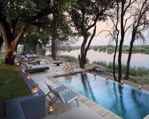 Hồ bơi tràn bờ view sông Resort