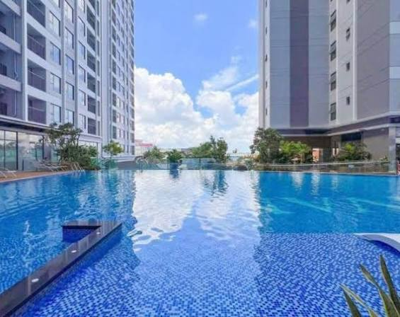 Hồ bơi tràn bờ bờ ven sông